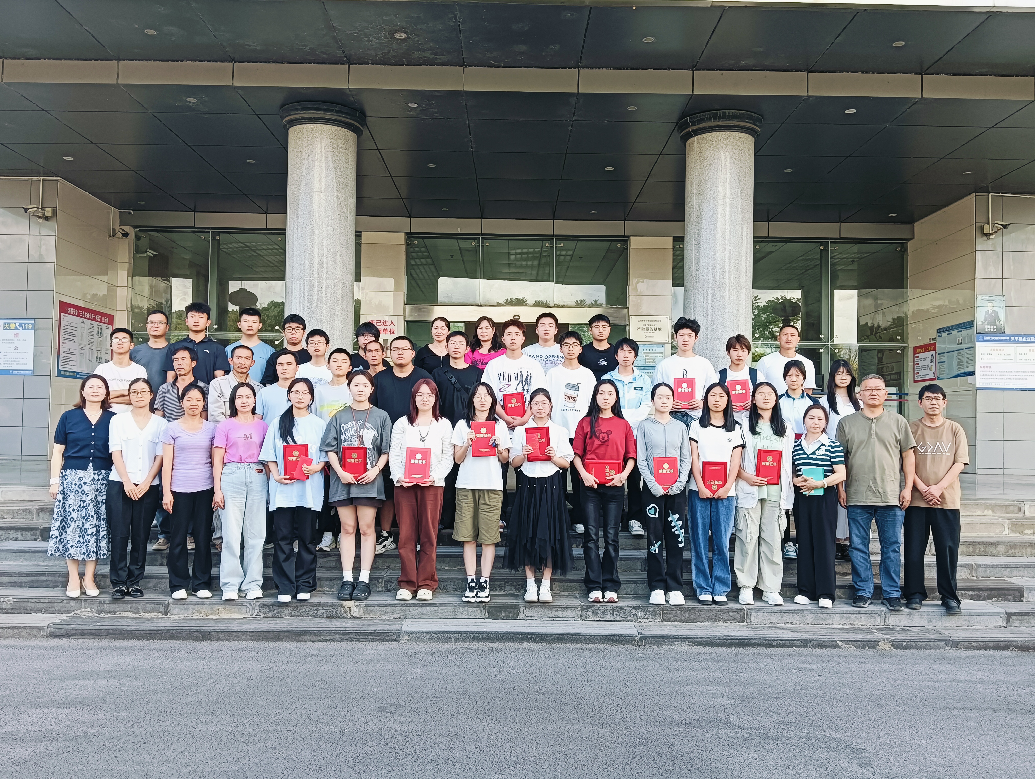 锌火相传&middot;智启新程&mdash;&mdash;罗平3044am永利召开2025年职工子女教育激励表扬座谈会